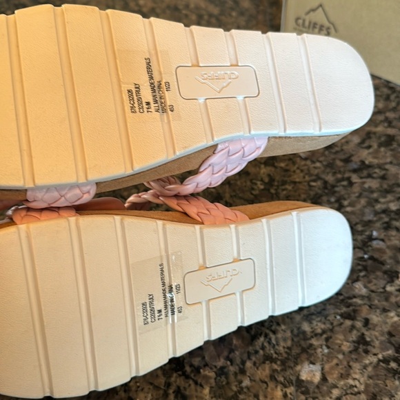 Cliffs by White Mountain pink double slide strap sandals NIB 7.5 - Picture 3 of 7